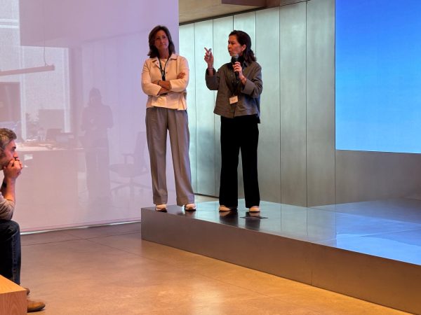 Sandra Aubert explicando la trayectoria de su fundación Simón