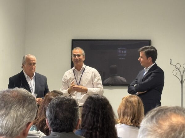 Nacho Sequeira explicando La falta de conexión entre la Empresa y el mundo Social 