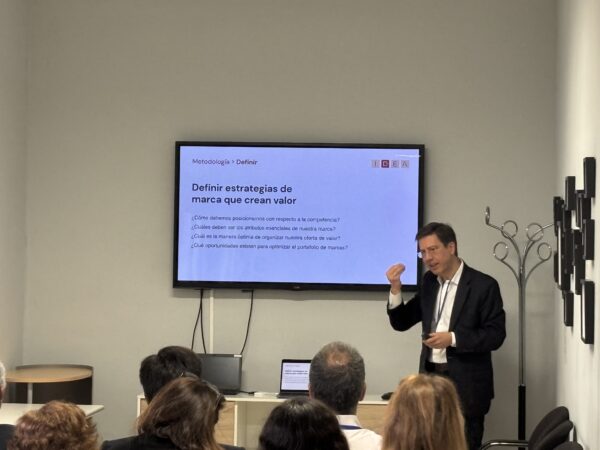 Vicente carvajal en su ponencia de estratégia de marca en el mundo de la filantropía